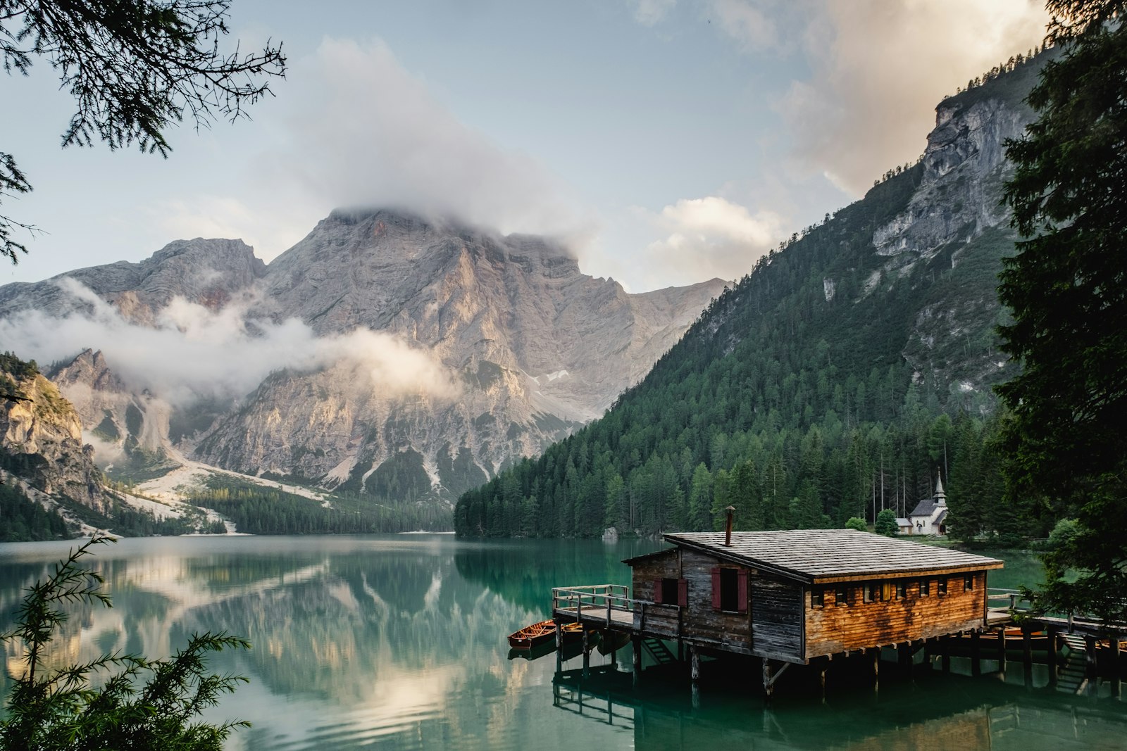 Lac de munte cu cabană din lemn