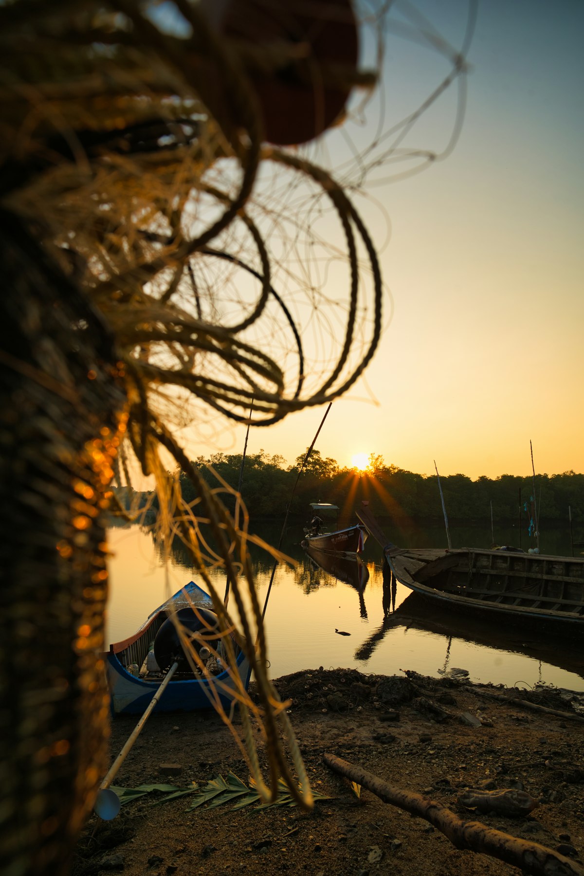 Pescar pe o barcă în Delta Dunării